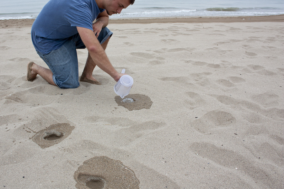 Можно ли сажать в песок. Песок и вода. Игры с песком. Из песка на пляже. Углубление в песке.